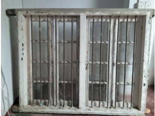 LARGE JAK WINDOW WITH FRAME AND PANES